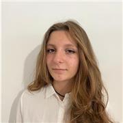 Studentessa universitaria impartisce lezioni per studenti delle elementari, medie e liceo di storia